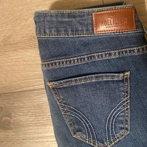 HOLLISTER Low-Rise Super Skinny Classic Stretch Jeans.